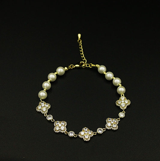 Pearl bracelet with clover