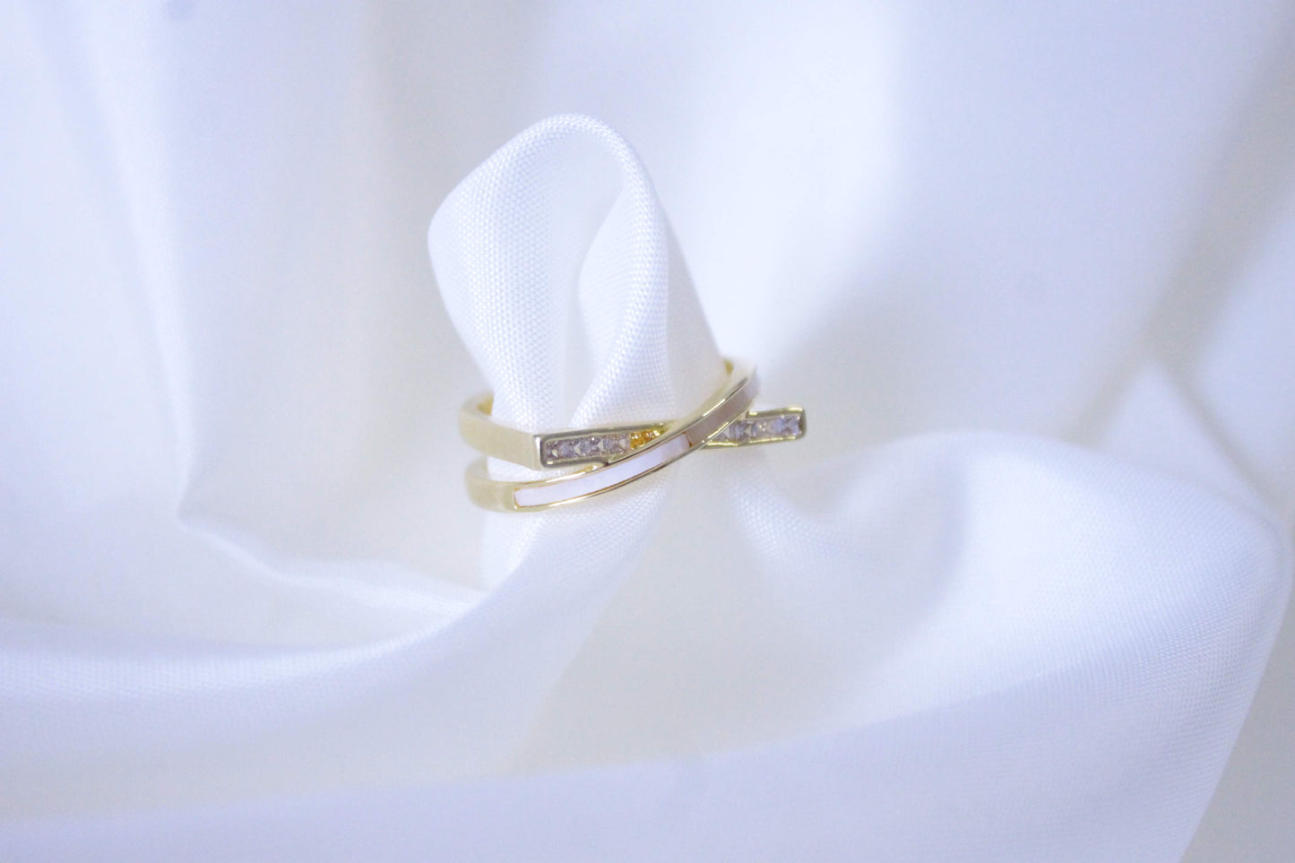 X ring decorated with pearl