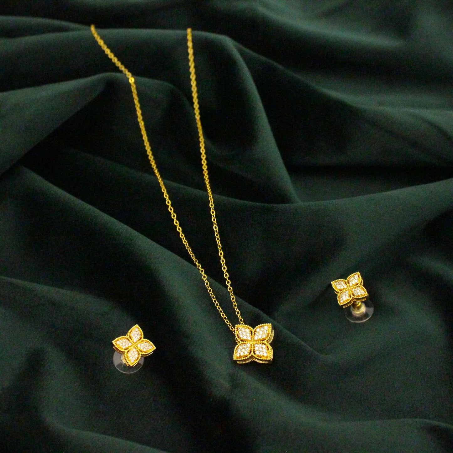 Roberto earrings and necklace set