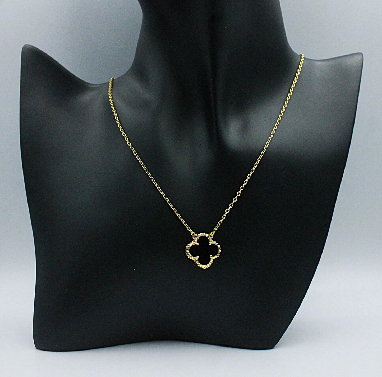 Single clover necklace