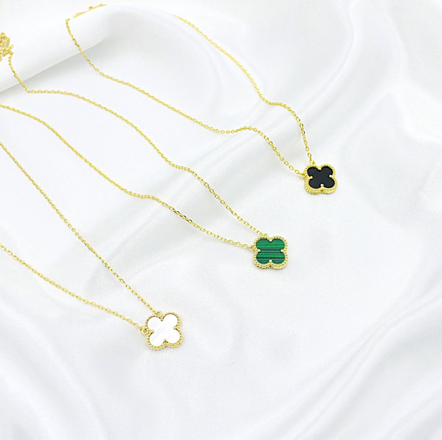 Single clover necklace